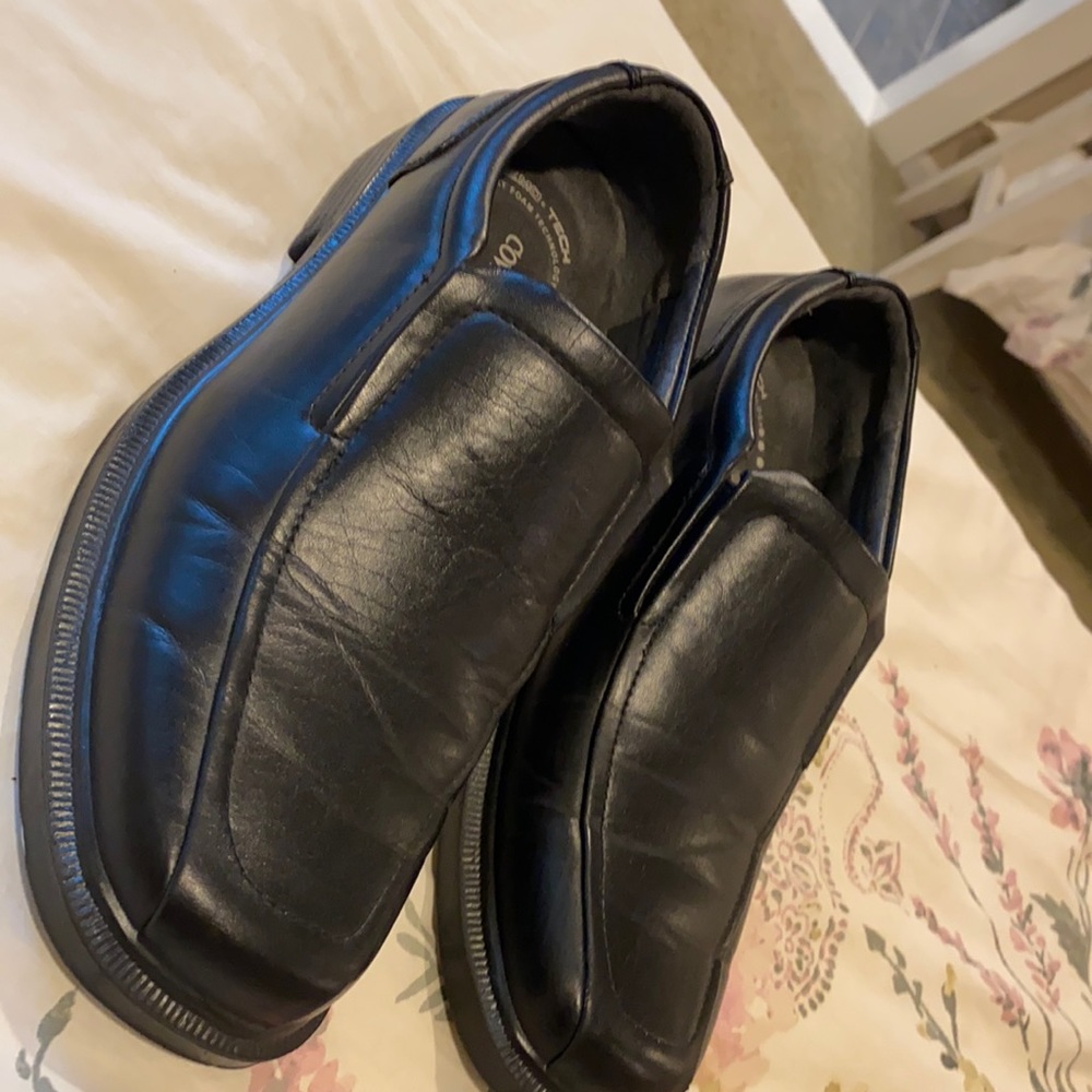 Men’s shoes, size 8 - runs wide- like new condition